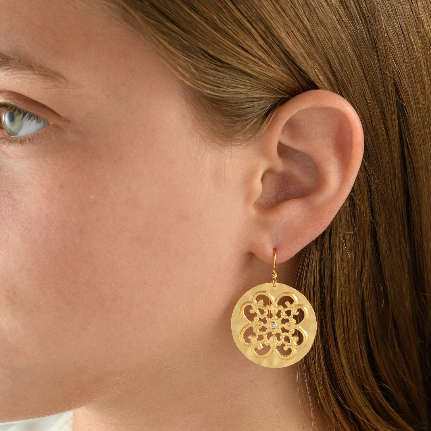 1966E - 14kt mate yellow gold round arabesque drop diamond earrings