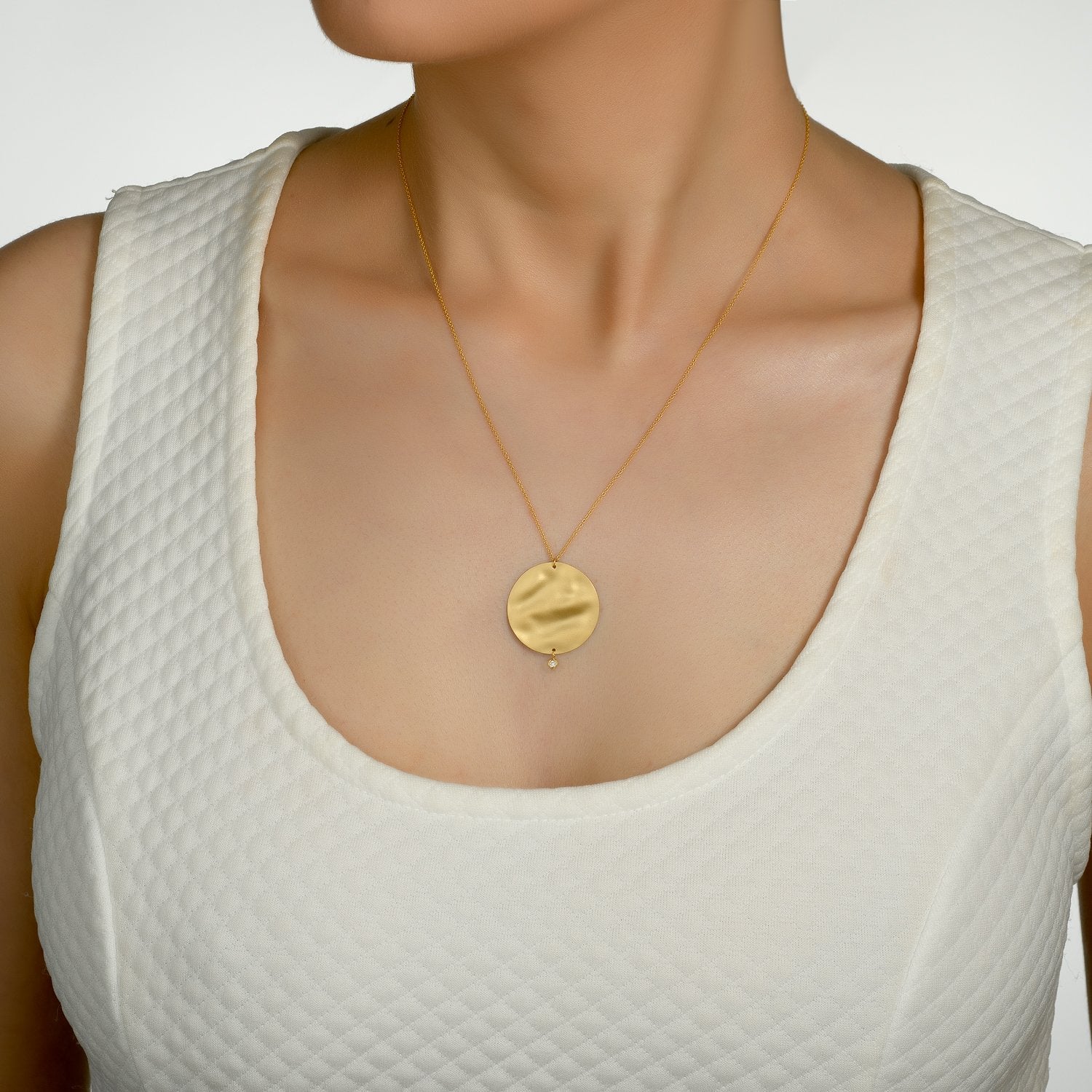 3115 - 14kt wavy yellow gold round necklace, matte satin finish and diamond