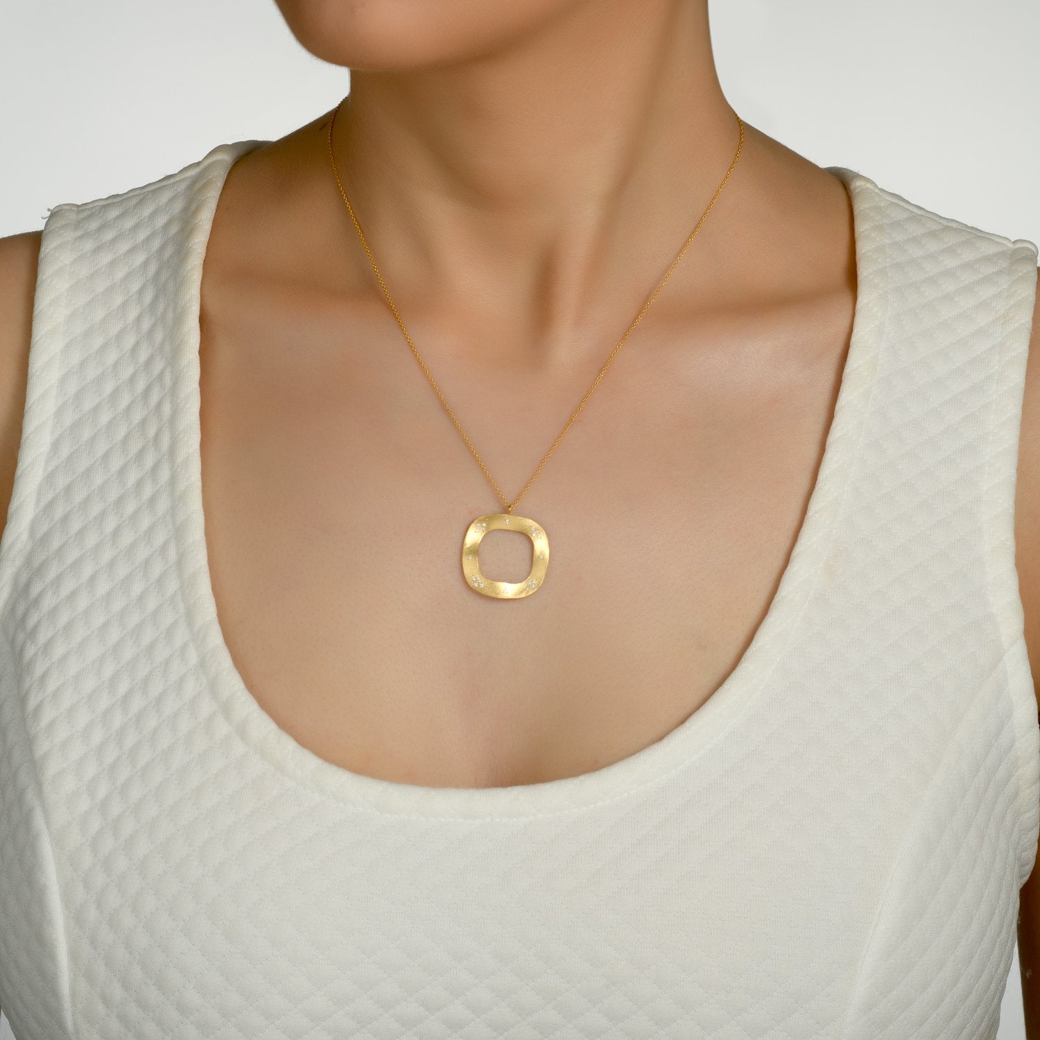 6343 - 14kt yellow brushed gold open wavy necklace with diamonds