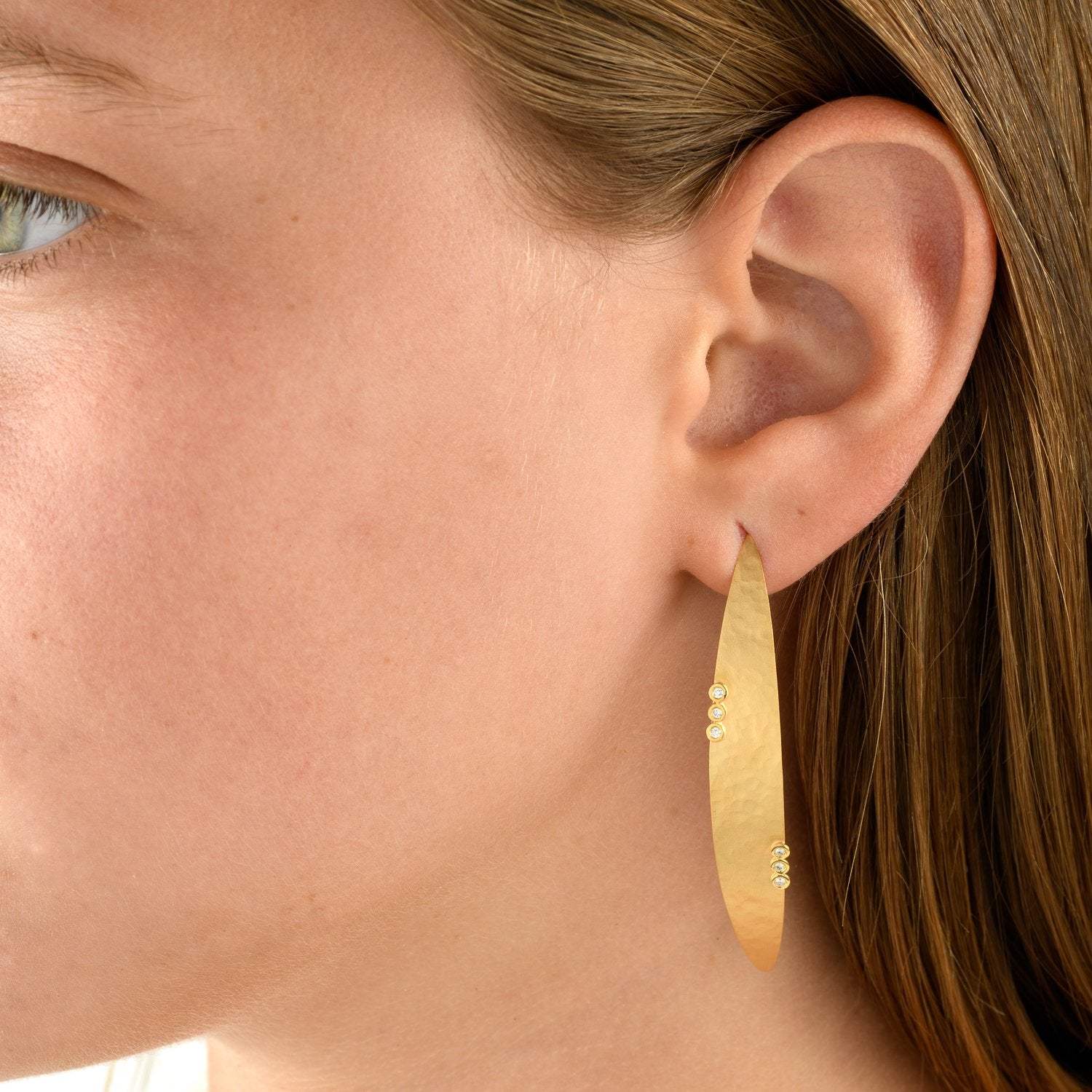 6516 - 14kt yellow hammered gold hoop earring with white diamonds