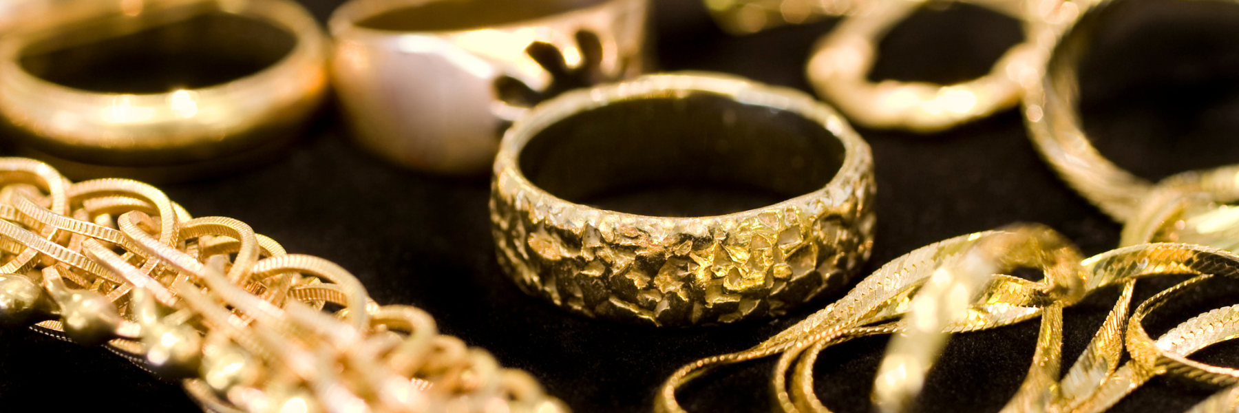 Gold Prices Hit a Record High — Here’s What It Means for Jewelry Buyers