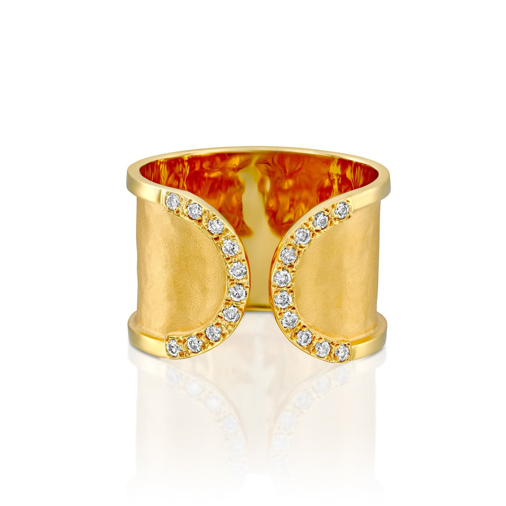 3482 - 14kt yellow hammered gold band ring, with shiny edges. two circles of white .20cttw pave diamond 