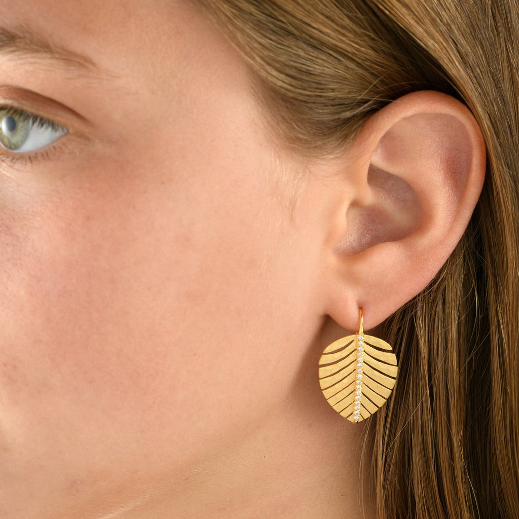4736 - beautiful palm leaf diamond earring on a short wire, in 14kt yellow, hammered gold