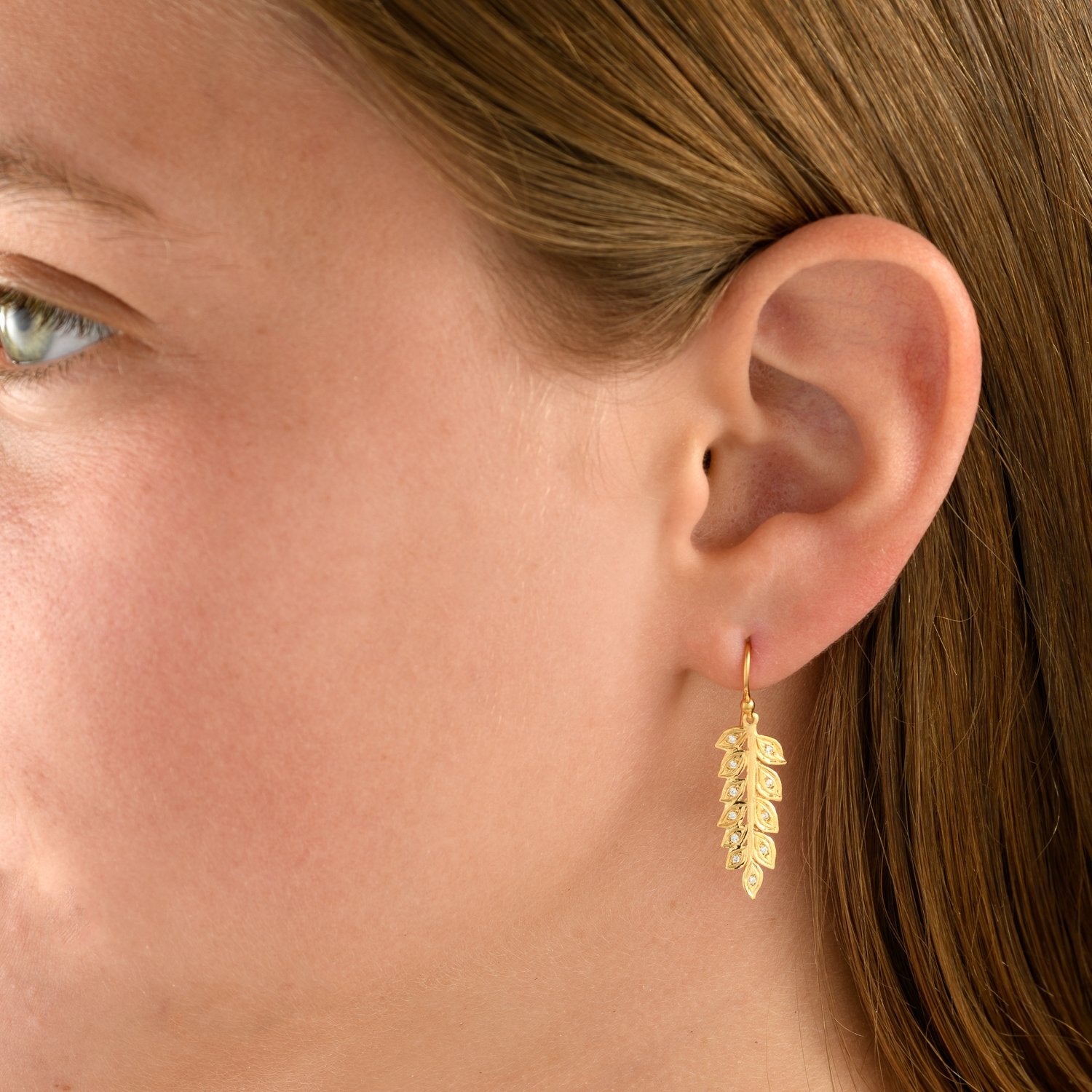 7025 - 14kt matte & shiny yellow organic wheat diamond drop earrings